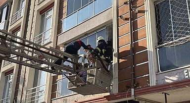 Tokat'ta apartman dairesinde yangın: Dumandan etkilenen anne ve çocukları balkondan tahliye edildi