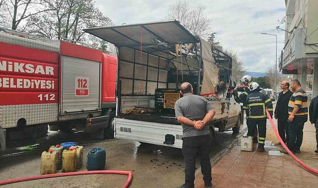 Tokat'ta jeneratörden çıkan kıvılcım aracı yaktı