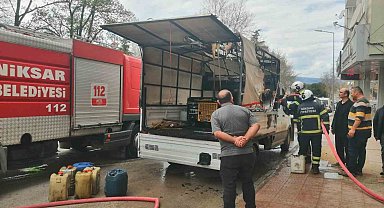 Tokat'ta jeneratörden çıkan kıvılcım aracı yaktı