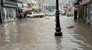 Tokat'ta sağanak yağış yolları göle çevirdi