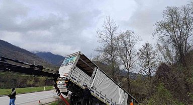 Tokat'ta tır devrildi: 3 kişi yaralandı, 6 hayvan telef oldu