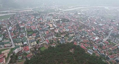 Tokat'ta toprak kayması nedeniyle 13 dairenin tahliye edildiği bölge dron ile görüntülendi