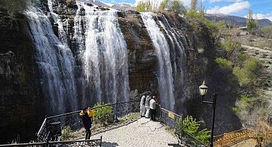 Tortum Şelalesi baharın gelişiyle coştu