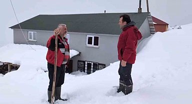 Torul'da kar altında ayı nöbeti