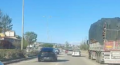 Trafikte defalarca şerit değiştirerek makas attı