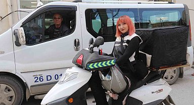 Trafikte karşılaştığı kadın kuryede sanki kaybettiği kızını gördü