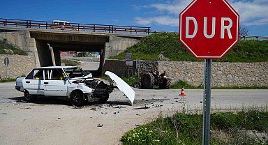 Traktör ile otomobil kafa kafaya çarpıştı: 5 yaralı