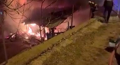 Tufanbeyli'de çıkan yangında ev ve ahır küle döndü