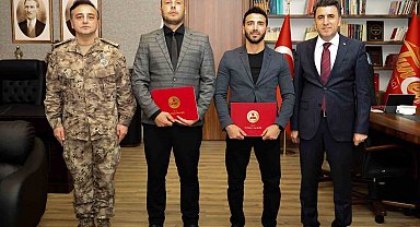 Tunceli'de boğulma tehlikesi geçiren çocuğu kurtaran polisler ödüllendirildi