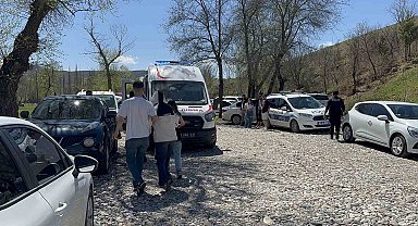 Tunceli'de boğulma tehlikesi geçiren genç kızı vatandaşlar kurtardı