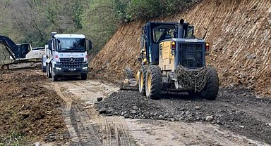 Türkeli'de heyelan sonrası köy yolu güvenli hale getirildi