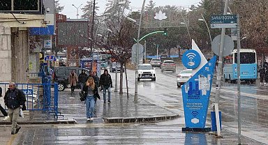 Türkiye baharı yaşarken, Erzurum güne lapa lapa karla uyandı