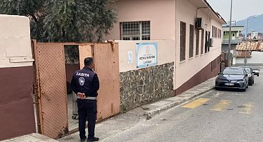 Türkiye'ye örnek olacak uygulama sürüyor: "Zabıta ekiplerinin okul nöbeti"