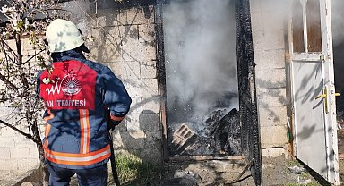 Tuşba'da odunluk yangını