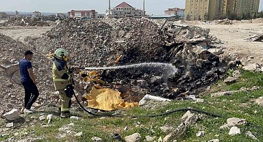 Tutuşan atık malzemeler itfaiye ekiplerince söndürüldü