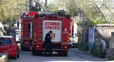 Tuzla'da giriş katında yangın paniği: Ev kullanılamaz hale geldi