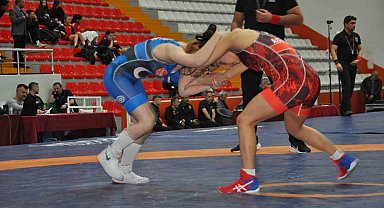 U15 Türkiye Güreş Şampiyonası Kars'ta devam ediyor