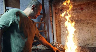 Üç kuşaktır ateşe ve örse hayat veren kalaycı ailesi mesleğin geleceğinden endişeli