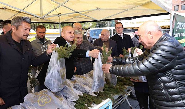 Ücretsiz olduğunu duyan vatandaşlar akın etti, binlerce fidan kısa sürede tükendi