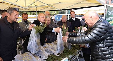 Ücretsiz olduğunu duyan vatandaşlar akın etti, binlerce fidan kısa sürede tükendi