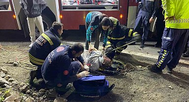 Uçurumdan deniz kıyısına yuvarlanan otomobilde 3 kişi yaralandı