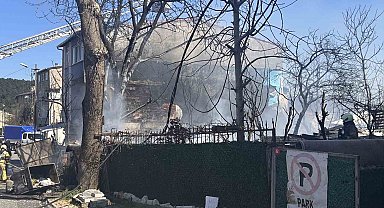 Ümraniye'de korkutan yangın: Hurdalık alan kullanılamaz hale geldi