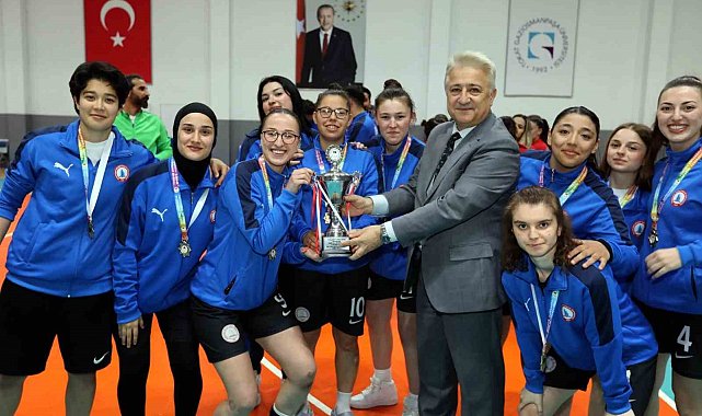 ÜNİLİG'de kupa sahiplerini buldu