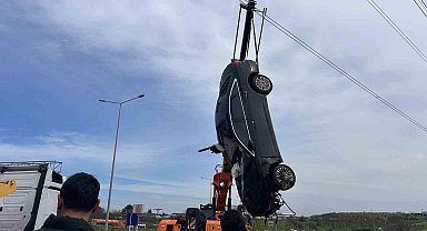 Ünlü saç ekimi uzmanı Berkay Tulpar, lüks otomobiliyle bariyerlere çarpıp çayırlık alana uçtu