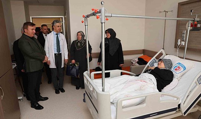 Vali Aydoğdu, hastaların durumu hakkında bilgi aldı