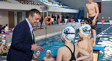 Vali Sözer kapalı yüzme havuzunda sporcularla bir araya geldi