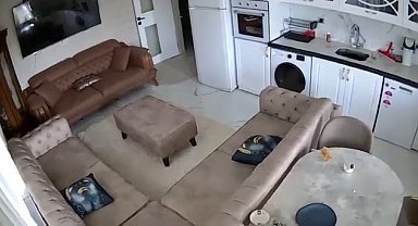 Van'da 5.2 büyüklüğünde deprem: Sarsıntı anı kamerada