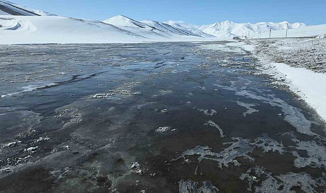 Van'da dondurucu soğuklar: Kar yağışı sonrası dereler buz tuttu