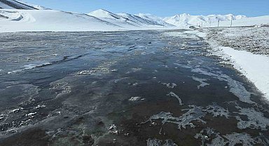 Van'da dondurucu soğuklar: Kar yağışı sonrası dereler buz tuttu