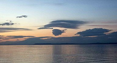 Van'da eşsiz manzara: Gökyüzündeki insan silüeti gölle bütünleşti