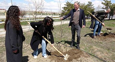 Van'da geleceğin diplomatları toprakla bağ kurdu