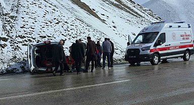 Van'da kaygan yolda devrilen kamyonette 1 kişi yaralandı