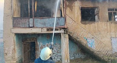 Van'da metruk binada yangın