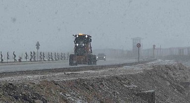 Van'da nisan karı: 93 yerleşim yerinin yolu kapandı, İzmir uçağı inemedi