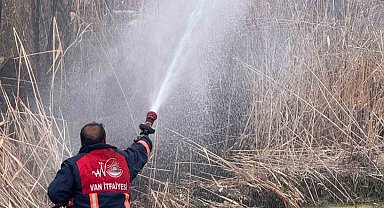 Van'da sazlık alanda yangın
