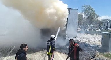 Van'da seyir halindeki tırın dorsesi yandı