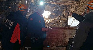 Van'daki depremde bir ahırın duvarı çöktü