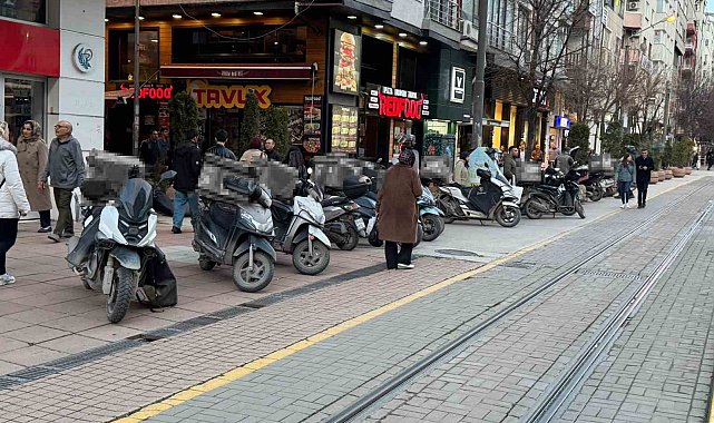 Vatandaş hatalı park edilen kurye motosikletlerinden rahatsız