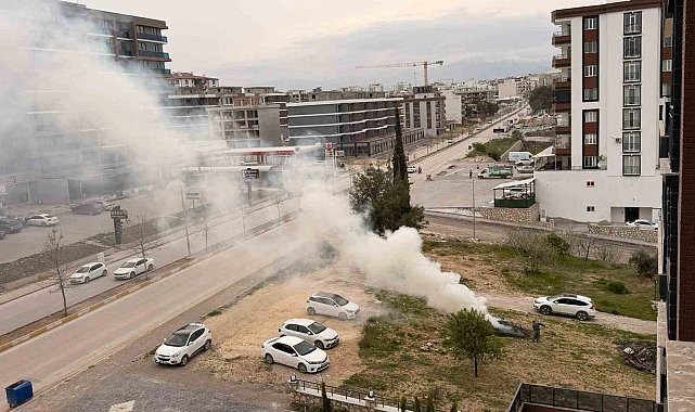 Vatandaşın yaktığı atık yangınını itfaiye ekipleri söndürdü
