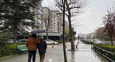 Vatandaşlar karla karışı yağmura hazırlıksız yakalandı