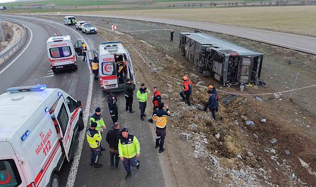 Virajı alamayan otobüs şarampole devrildi: 23 yaralı