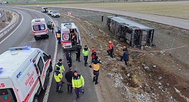 Virajı alamayan otobüs şarampole devrildi: 23 yaralı