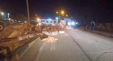 Virajı alamayan tır devrildi saman balyaları yola saçıldı: 1 yaralı