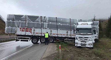 Yağış nedeniyle kayan tır yoldan çıktı