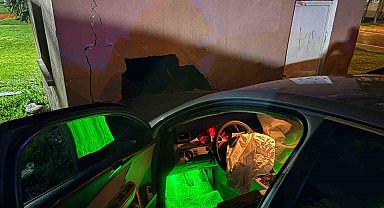 Yağışlı havada kontrolden çıkan otomobil depo duvarına çarptı