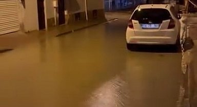 Yağmur suyu ile kaplanan sokaklar vatandaşa zorluk yaşattı